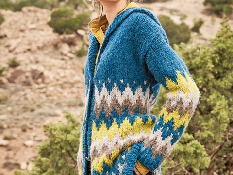 Strickanleitung: Longjacke mit Jacquardmuster und Kapuze