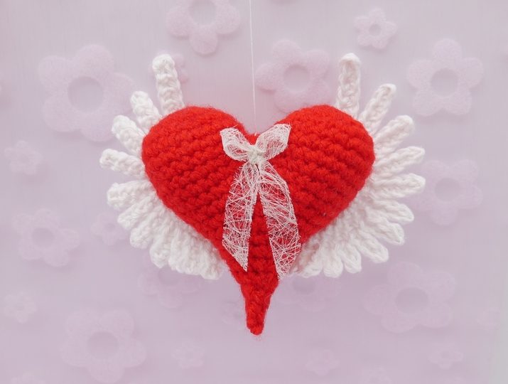 Häkelanleitung Herzen mit Flügerl
