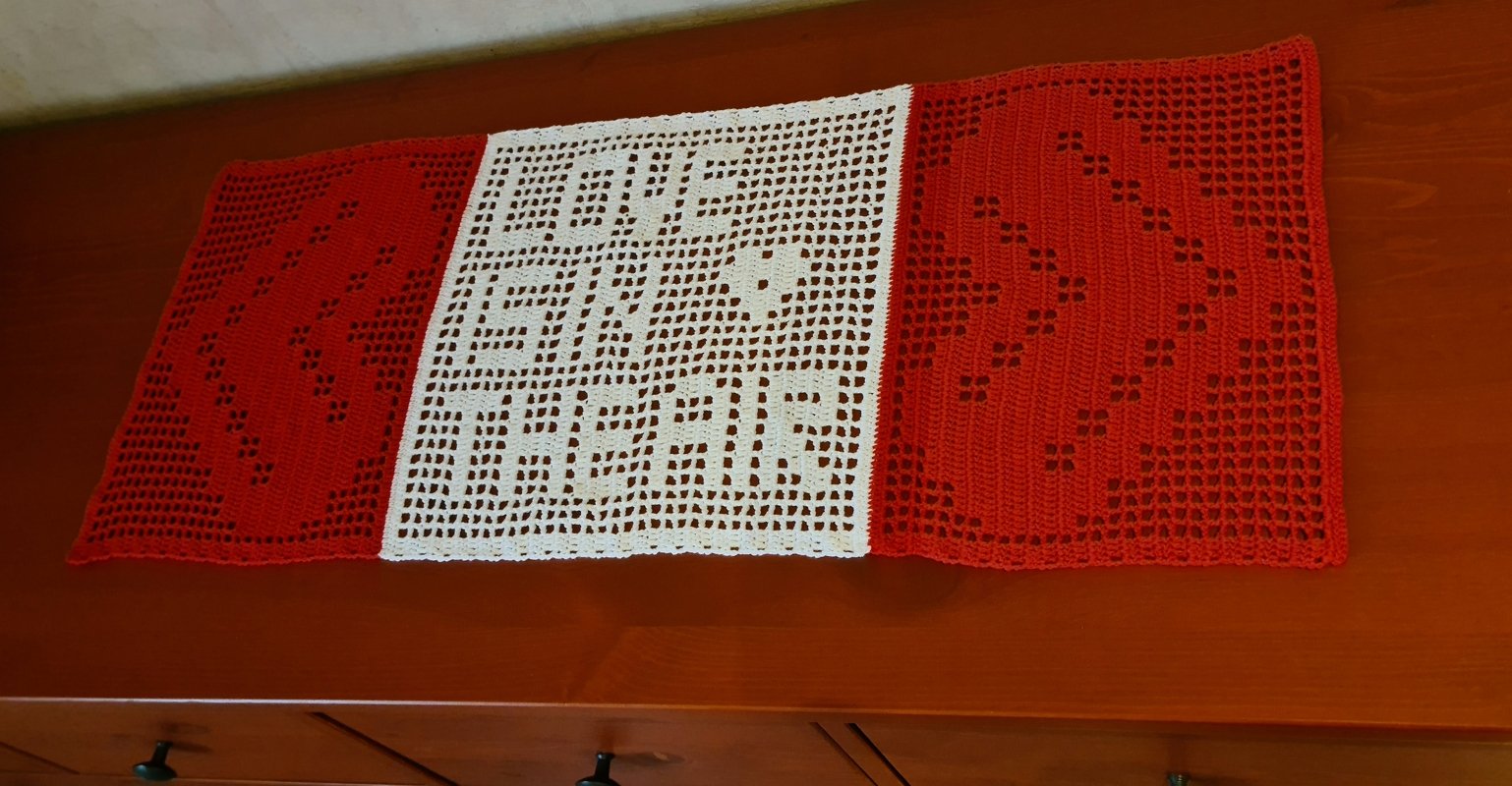 Gehäkelter rot-weißer Läufer im Filetmuster mit zentraler LOVE-Schrift und Herzmotiven