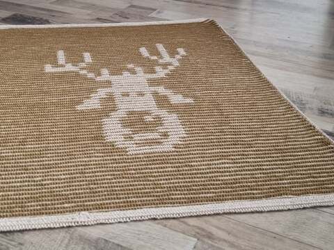 Gestrickte Babydecke mit Elchmotiv