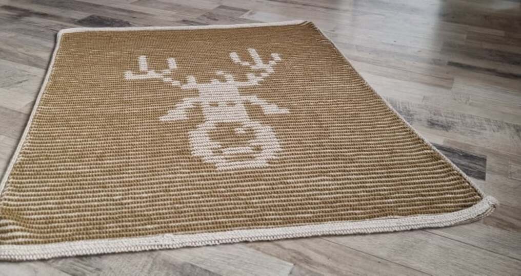 Gestrickte Babydecke mit Elchmotiv