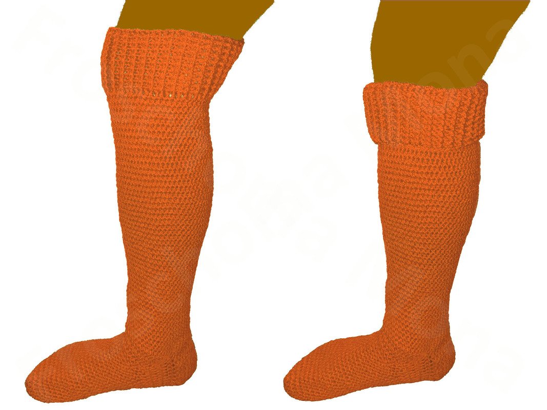 Detailansicht zweier gehäkelter Kniesocken in Orange mit Fokus auf Bündchen, Schaft und Fuß