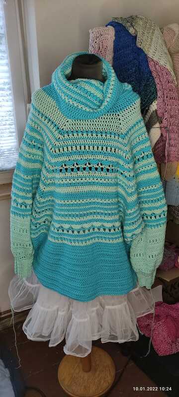 Türkis-hellgrüner gehäkelter Damenpullover mit Rollkragen auf Schneiderpuppe