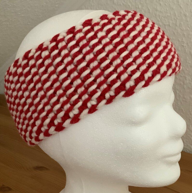 Gehäkeltes rot-weißes Stirnband auf Schaumkopf
