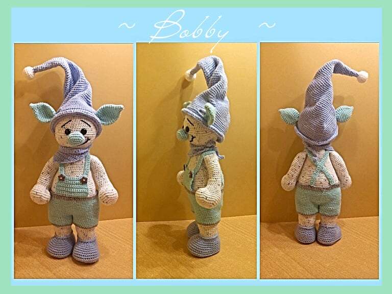Gehäkelter Amigurumi-Elf Bobby mit hellblauer Zipfelmütze, mintgrüner Latzhose und cremeweißem Oberteil in drei Perspektiven.