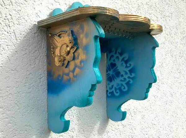 Holz-Wandkonsole, blau-gold, mit zwei profilförmigen Konsolen und ornamentaler Schablone