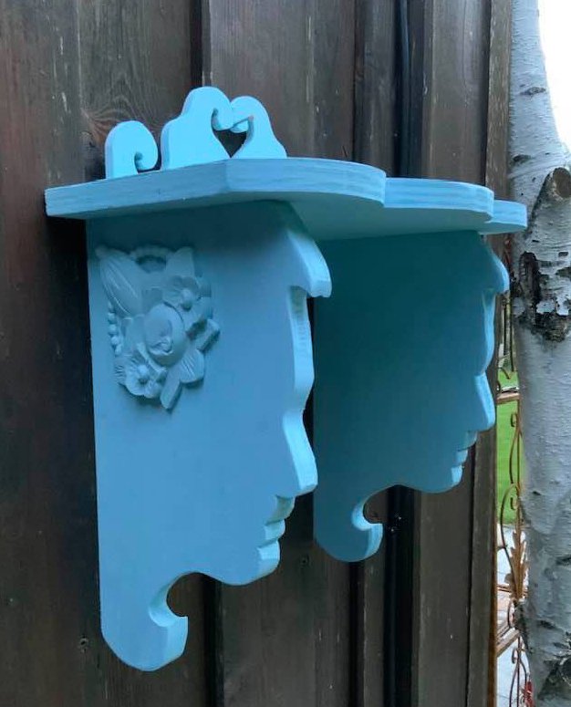 kleines Regal mit Gesicht