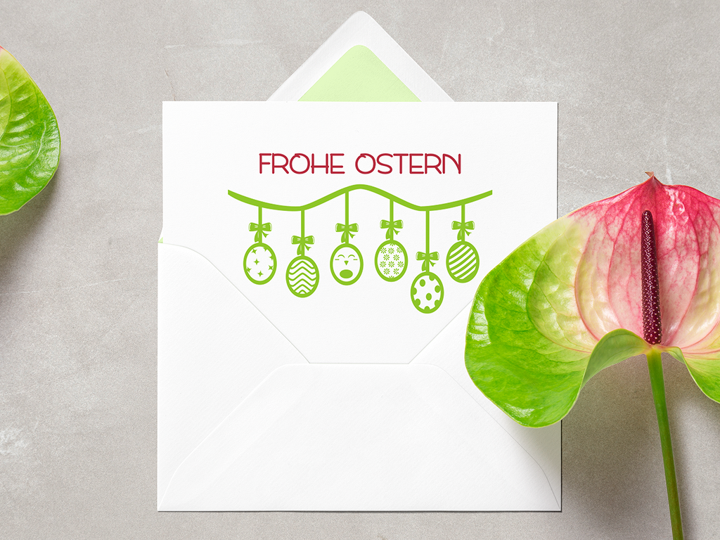 Plottdatei-Motiv einer Osterkarte mit grüner Ei-Girlande und 'FROHE OSTERN' in einem Umschlag.
