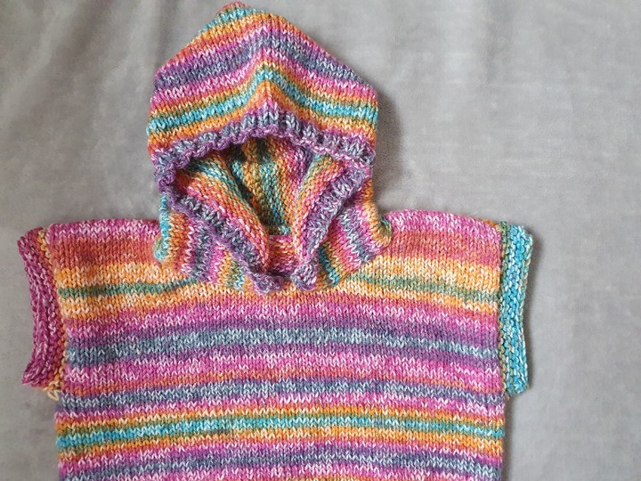 Strickanleitung für einen Kapuzenpulli ohne Ärmel, Größe 128/134!