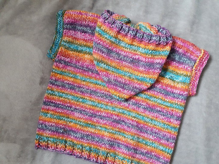 Strickanleitung für einen Kapuzenpulli ohne Ärmel, Größe 128/134!