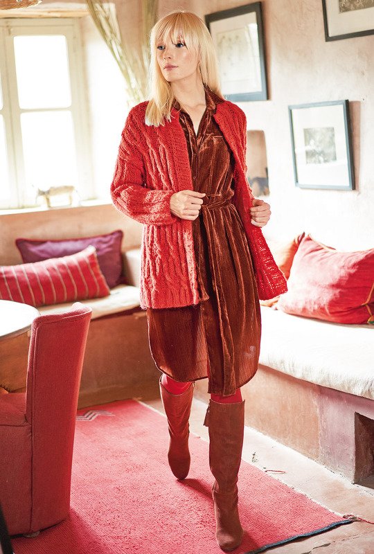 Strickanleitung: Rote verschlusslose Jacke im Zopfmuster