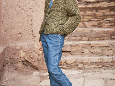 Strickanleitung: Olivfarbene Jacke mit Halbpatent-Zöpfen