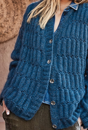 Strickanleitung: Petrolfarbene Oversize-Jacke im Reliefmuster