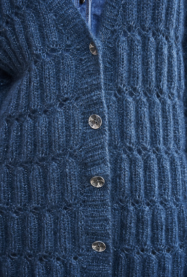 Strickanleitung: Petrolfarbene Oversize-Jacke im Reliefmuster