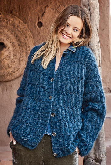 Strickanleitung: Petrolfarbene Oversize-Jacke im Reliefmuster