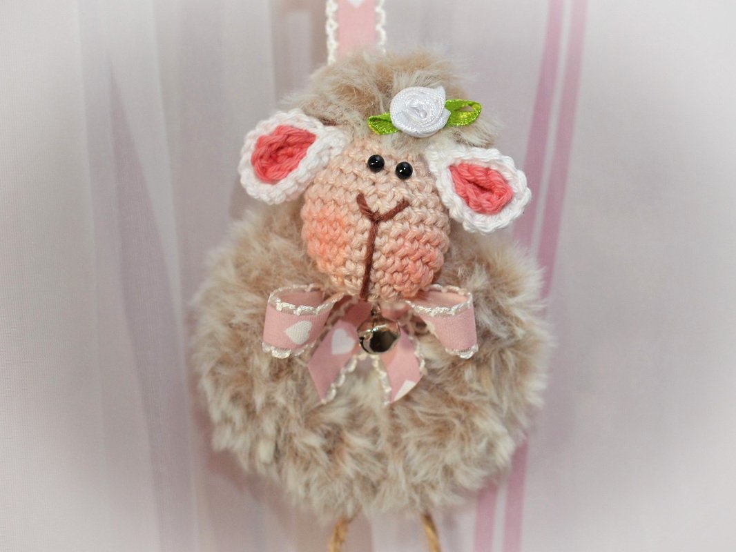 Gehäkelter Lamm-Anhänger zum Aufhängen, flauschig, rosa-weiße Ohren und Schleife mit Glöckchen