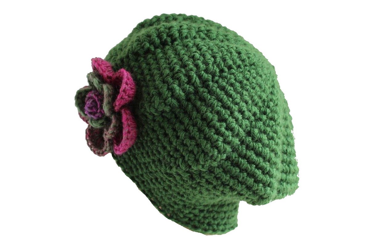 Dunkelgrüne gehäkelte Damenmütze mit rosa-lila Blume an der Seite