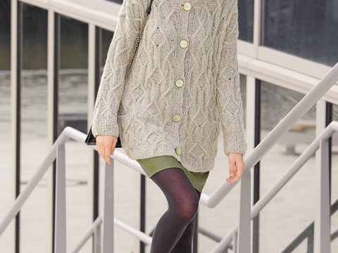 Strickanleitung: Lindgrüne Longjacke mit Zopf-Rautenmuster