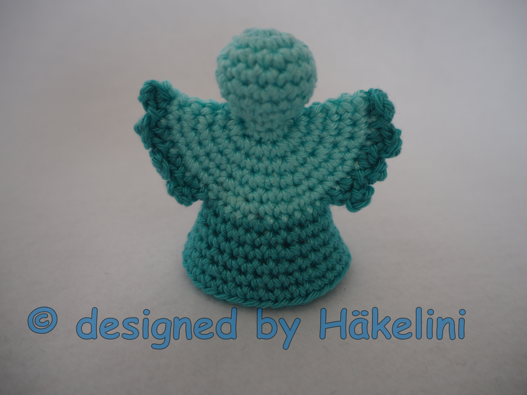 Kleiner gehäkelter Schutzengel in Türkis mit Flügeln