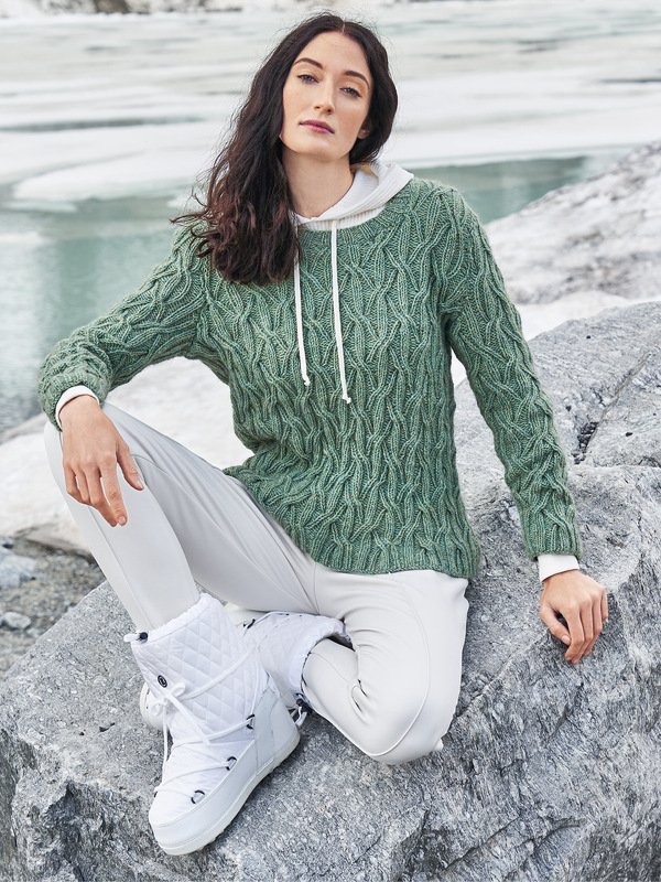 Strickanleitung: Seegrüner Sweater mit raffiniert Zopfmustern