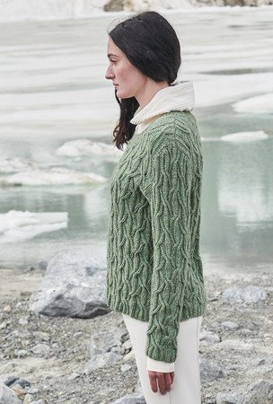 Strickanleitung: Seegrüner Sweater mit raffiniert Zopfmustern