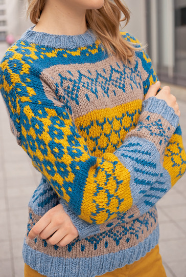 Strickmode: Pulli mit Jacquardmusterstreifen in Blautönen, Gelb und Beige