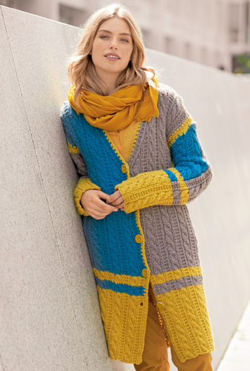 Strickanleitung: Langer Cardigan mit Zöpfen in Gelb, Blau und Braun