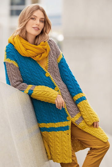 Strickanleitung: Langer Cardigan mit Zöpfen in Gelb, Blau und Braun