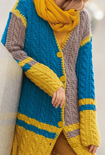 Strickanleitung: Langer Cardigan mit Zöpfen in Gelb, Blau und Braun