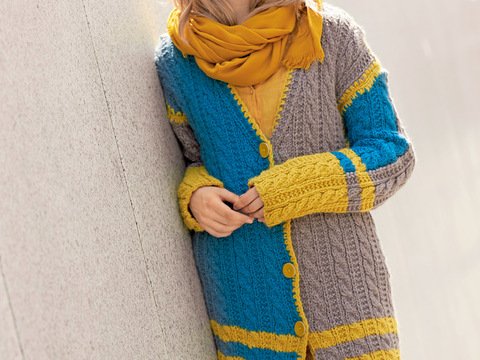 Strickanleitung: Langer Cardigan mit Zöpfen in Gelb, Blau und Braun