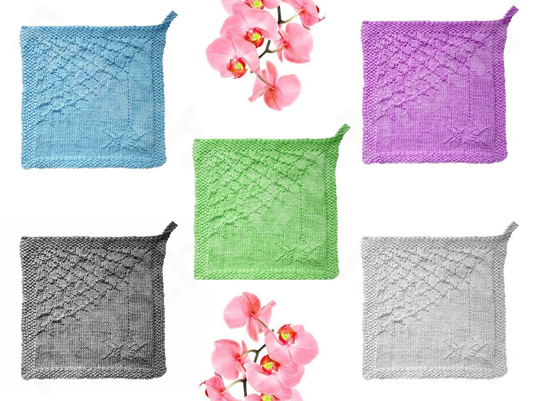 Fünf gestrickte Quadrate in Pastell- und Grautönen mit Blattmuster und Aufhängeschlaufen, dazu rosa Orchideenblüten auf weißem Grund.