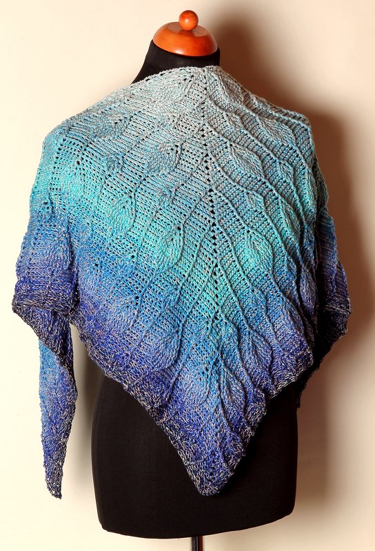 Gehäkeltes Dreieckstuch mit Türkis‑Blau‑Verlauf und Blatt‑Lace‑Muster auf Schaufensterpuppe