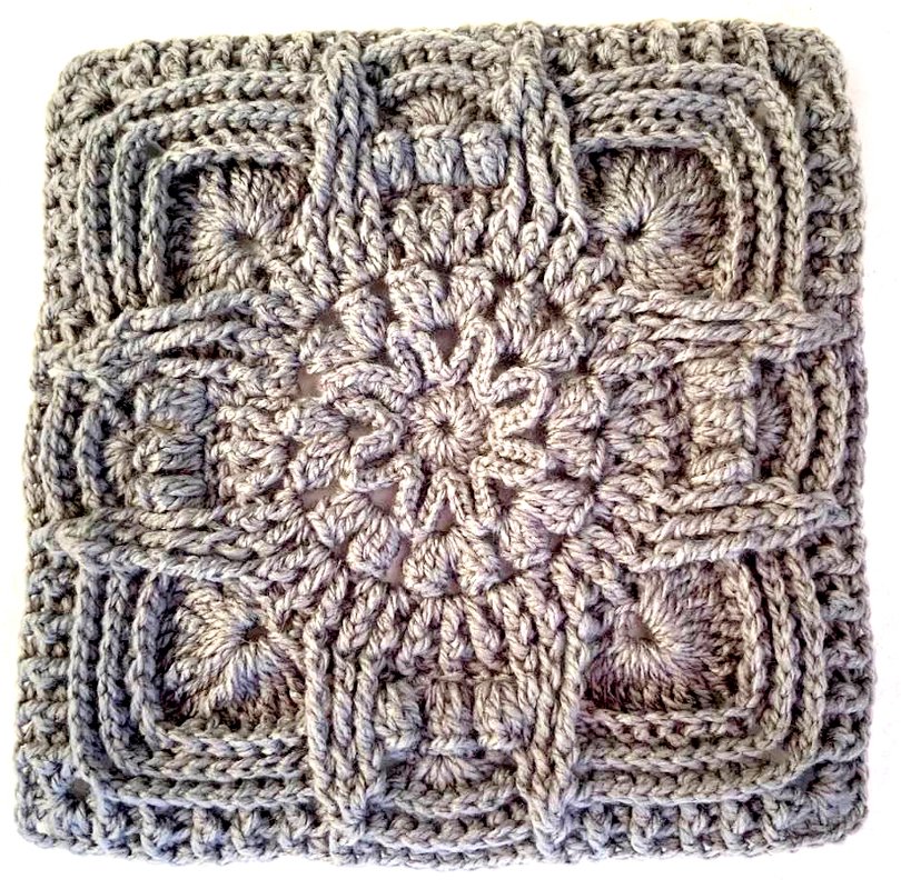 Gehäkeltes quadratisches Granny Square in Grau mit erhabenem Blumenmotiv