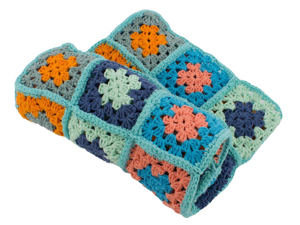 Bunte gehäkelte Babydecke aus Granny Squares in Türkis, Koralle, Mint, Marineblau und Orange
