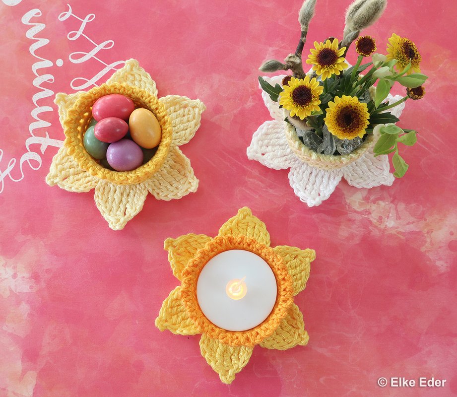 Drei schnell gehäkelte Blüten-Schälchen in Gelb und Weiß mit Teelicht, Eiern und Blumen
