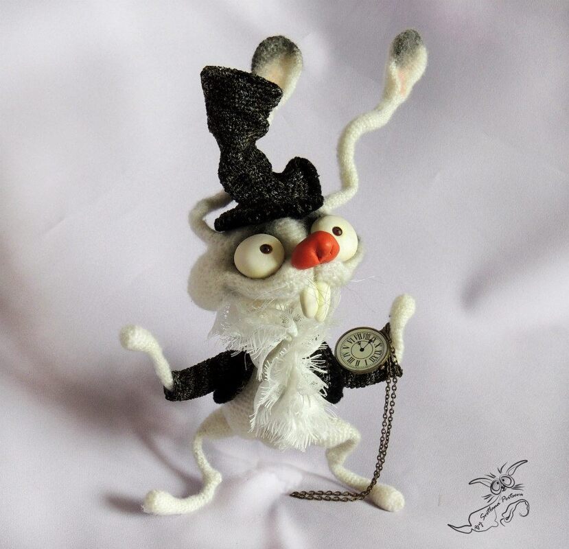 Gehäkelter weißer Amigurumi-Hase mit schwarzem Zylinder und Taschenuhr