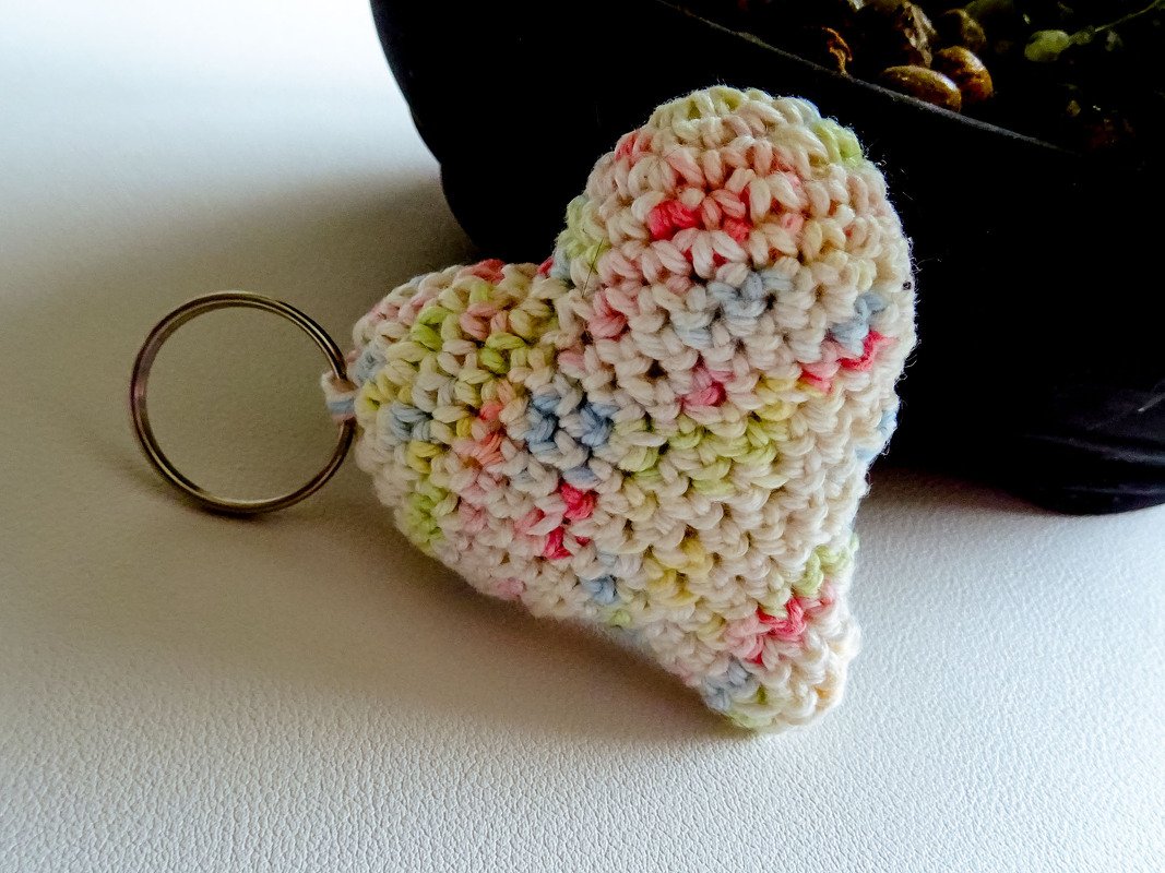 Gehäkelter Herz-Schlüsselanhänger aus pastellfarbenem Garn mit Metallring