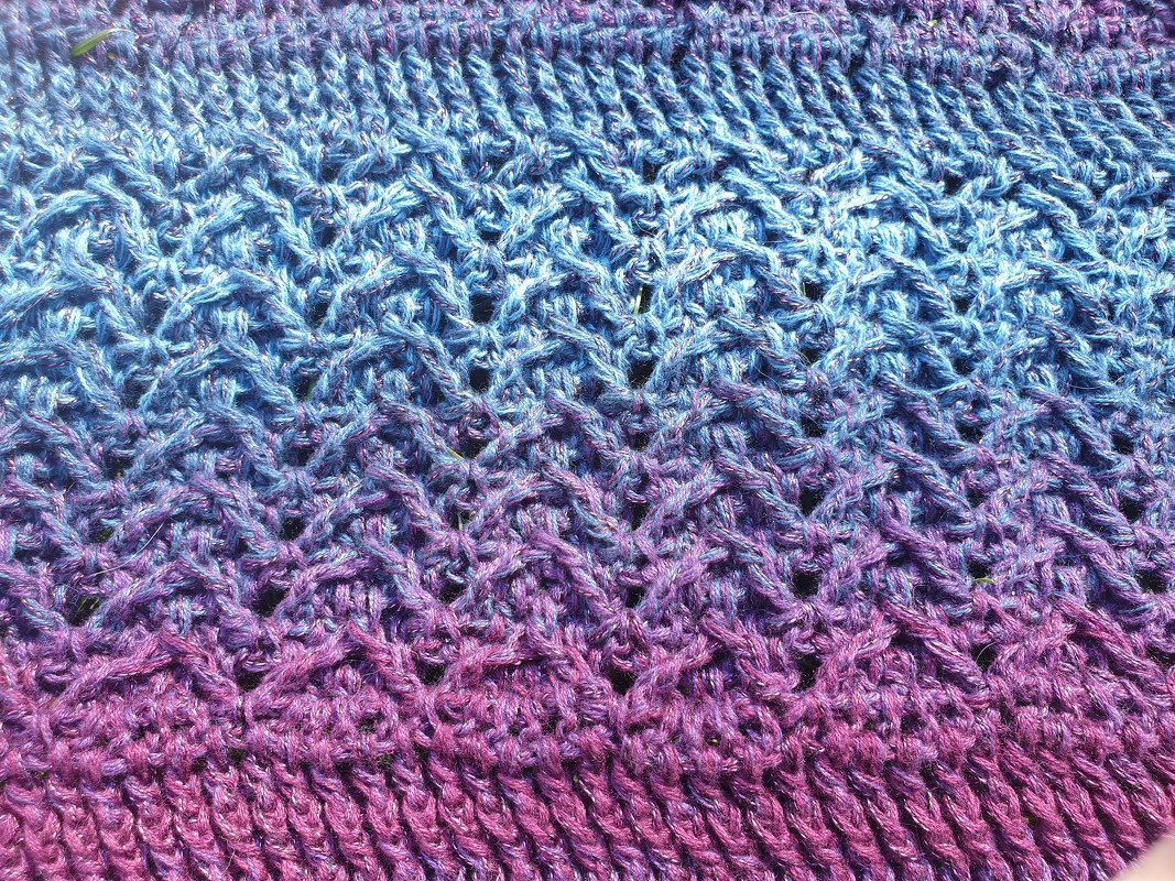 Gehäkeltes Tuch in Blau‑Lila mit strukturiertem Maschenmuster