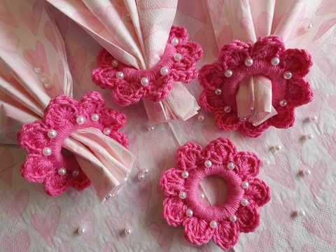 Häkelanleitung Serviettenring Blume mit Perlen zum Muttertag!