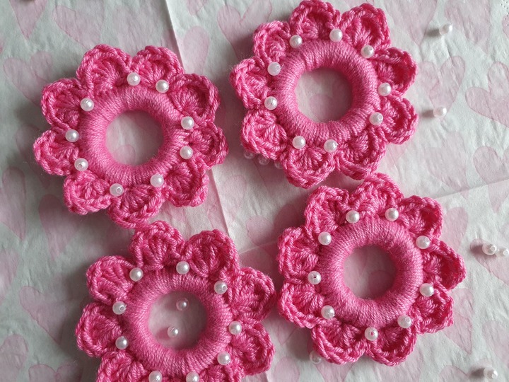 Häkelanleitung Serviettenring Blume mit Perlen zum Muttertag!