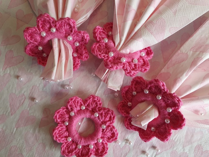 Häkelanleitung Serviettenring Blume mit Perlen zum Muttertag!