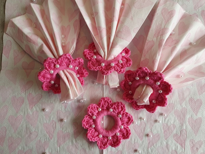 Häkelanleitung Serviettenring Blume mit Perlen zum Muttertag!