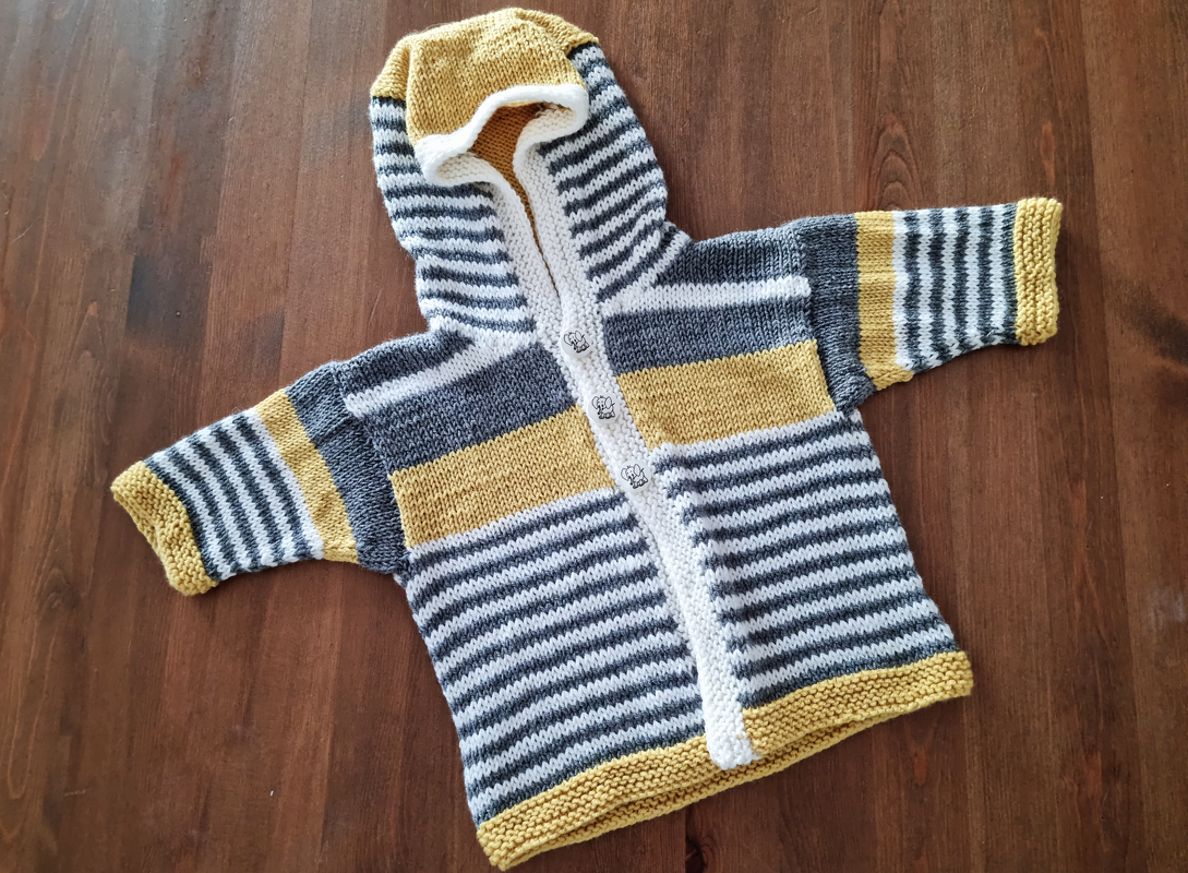 Gestrickte gestreifte Babyjacke mit Kapuze und drei Knöpfen in Grau Weiß Senfgelb