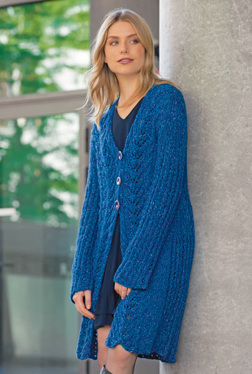 Strickanleitung: Blaumelierter Mantel mit Ajourbordüren