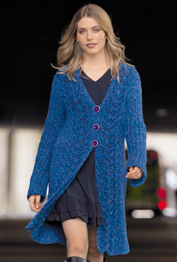 Strickanleitung: Blaumelierter Mantel mit Ajourbordüren