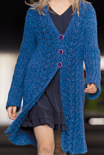 Strickanleitung: Blaumelierter Mantel mit Ajourbordüren