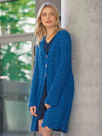 Strickanleitung: Blaumelierter Mantel mit Ajourbordüren