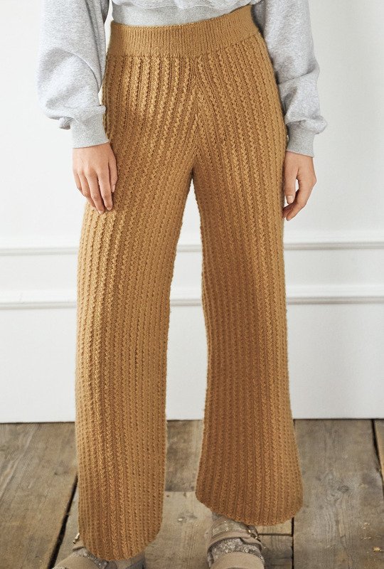 Camelfarbene gestrickte Damenhose mit hohem Bund und weitem Bein