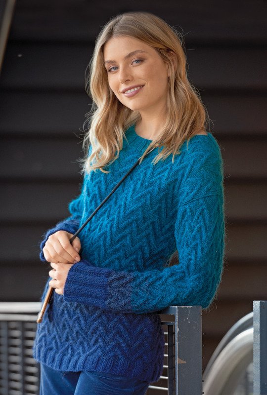 Strickanleitung: Flechtmuster-Pulli in türkis-violettem Farbverlauf - Bild 4