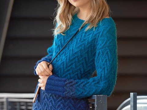 Strickanleitung: Flechtmuster-Pulli in türkis-violettem Farbverlauf